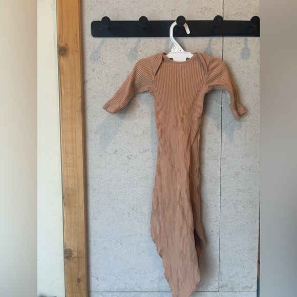 Simple Folk Gown - Picture 3 of 9